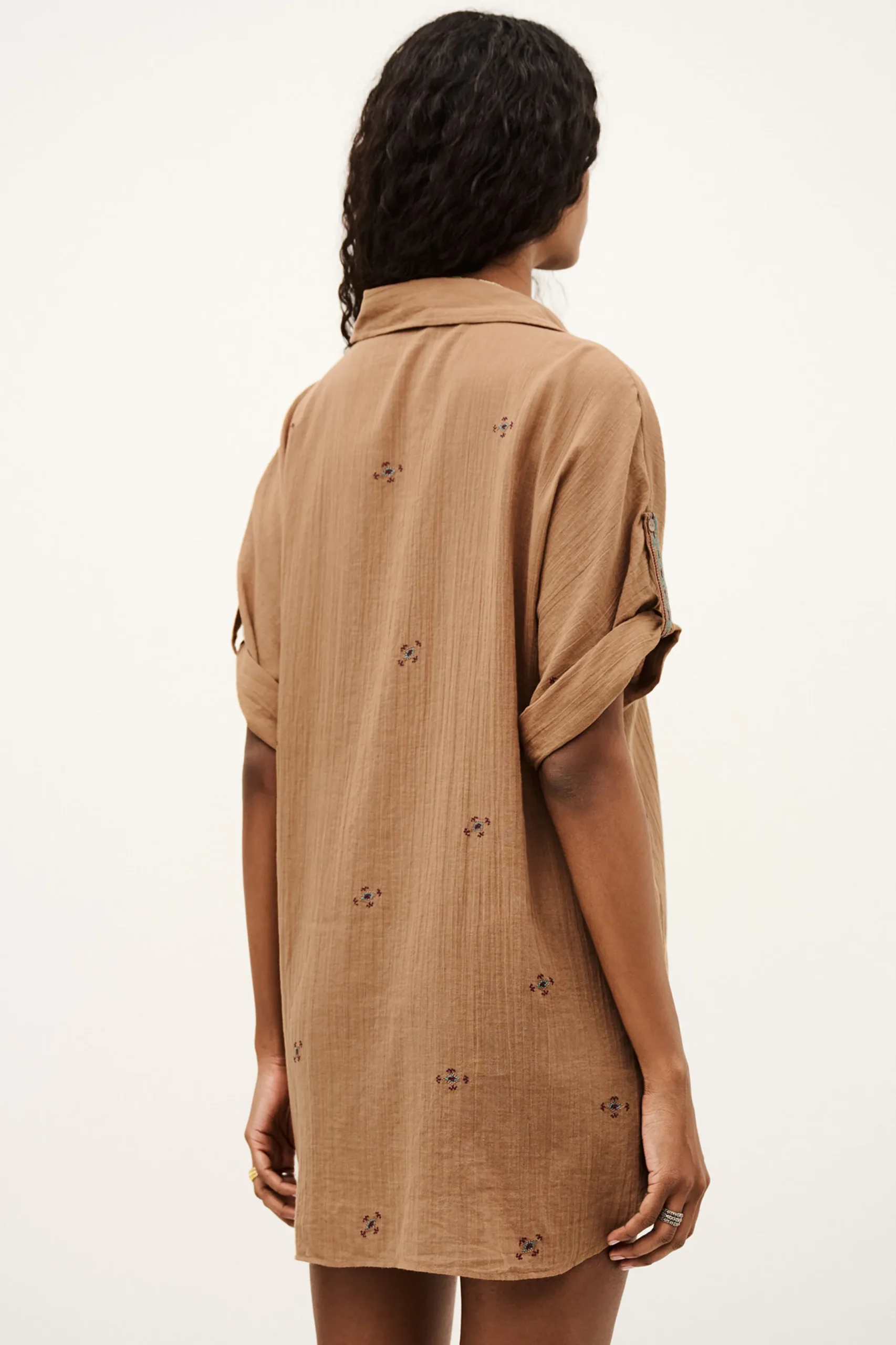 DAELA camisa bordada