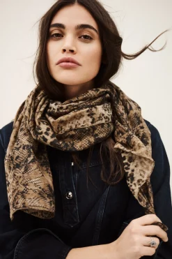 SARA pañuelo con estampado animal € 130 € 91